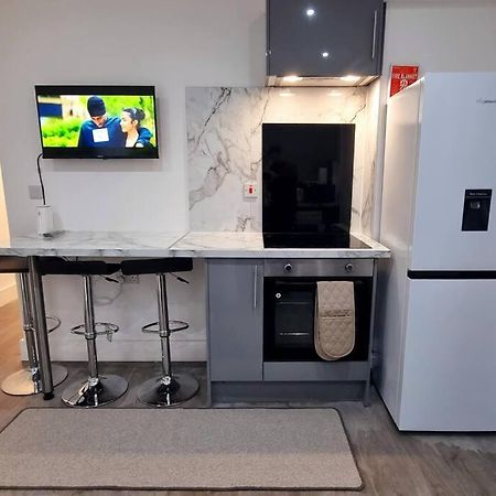 2 Bed Cosy Flat Close To Bus & Tube Station 런던 외부 사진
