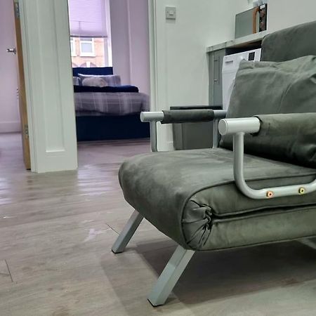 2 Bed Cosy Flat Close To Bus & Tube Station 런던 외부 사진