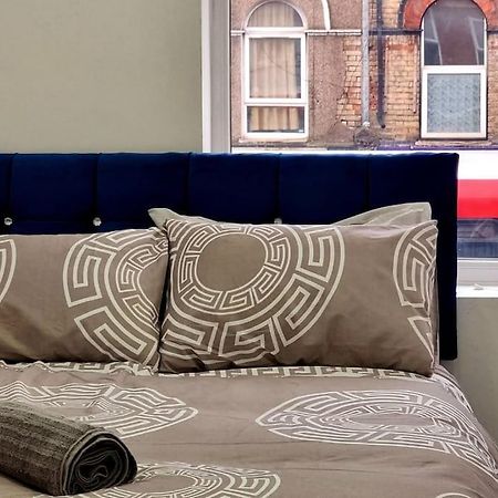2 Bed Cosy Flat Close To Bus & Tube Station 런던 외부 사진
