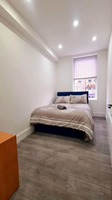 2 Bed Cosy Flat Close To Bus & Tube Station 런던 외부 사진