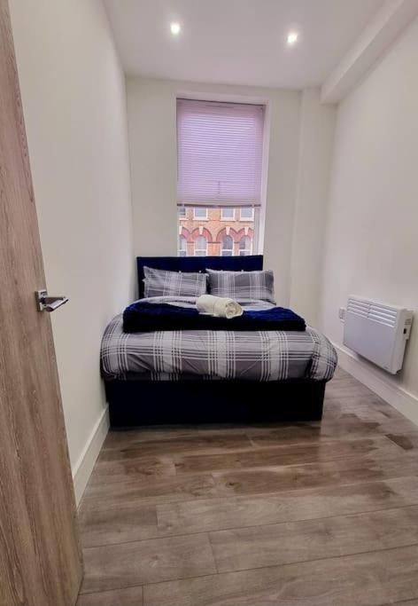 2 Bed Cosy Flat Close To Bus & Tube Station 런던 외부 사진