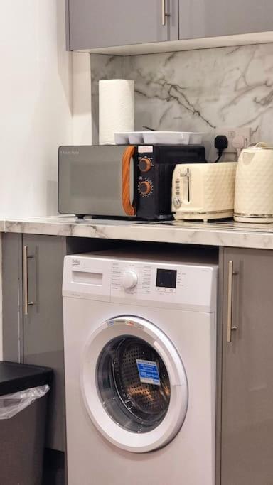2 Bed Cosy Flat Close To Bus & Tube Station 런던 외부 사진