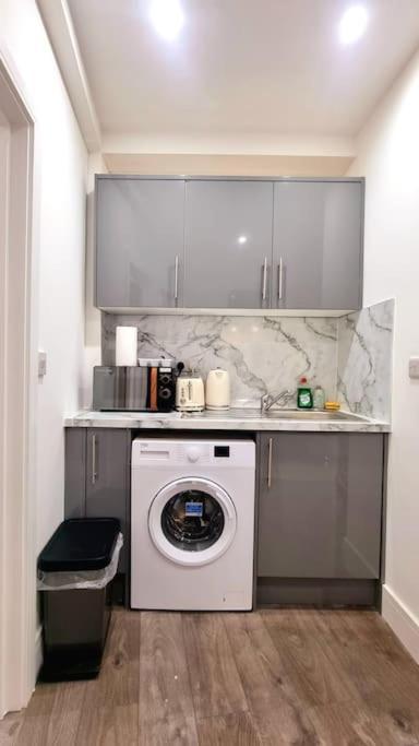 2 Bed Cosy Flat Close To Bus & Tube Station 런던 외부 사진