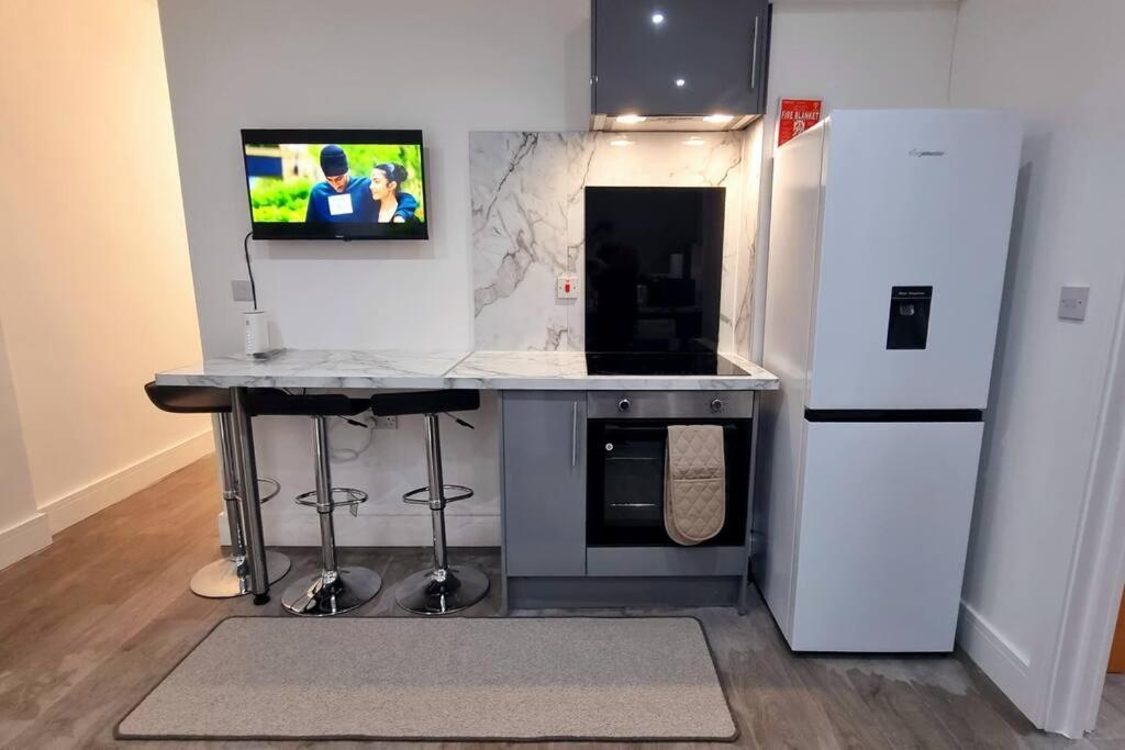 2 Bed Cosy Flat Close To Bus & Tube Station 런던 외부 사진