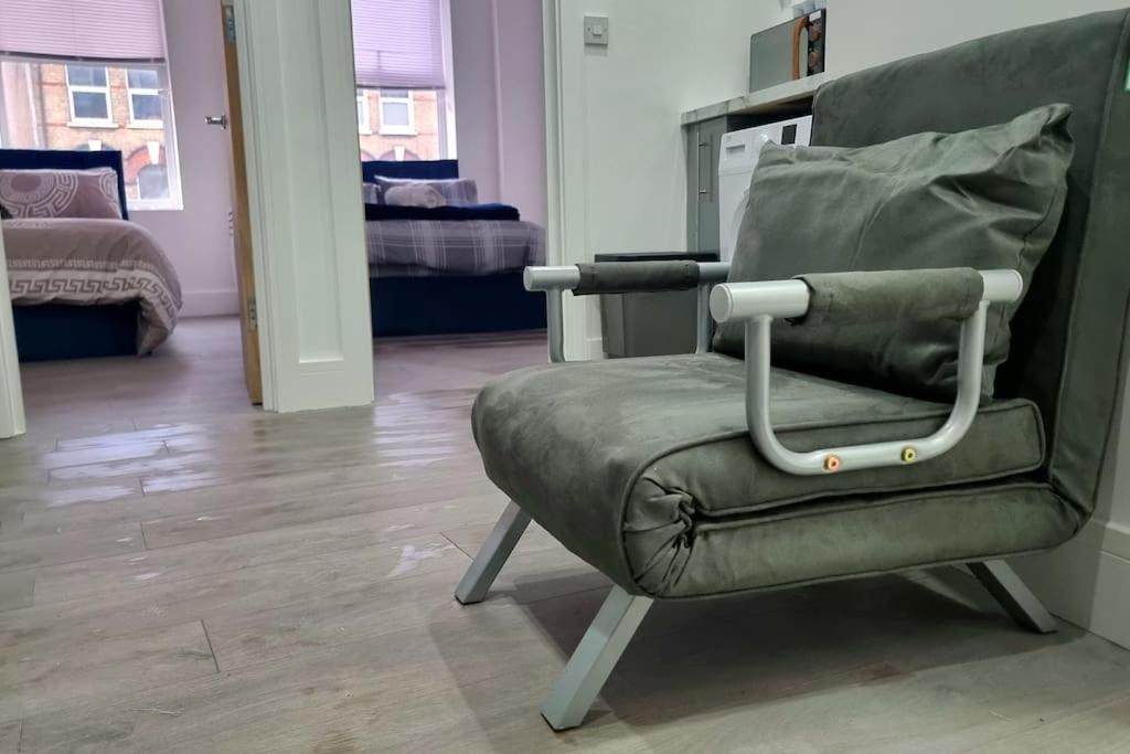 2 Bed Cosy Flat Close To Bus & Tube Station 런던 외부 사진