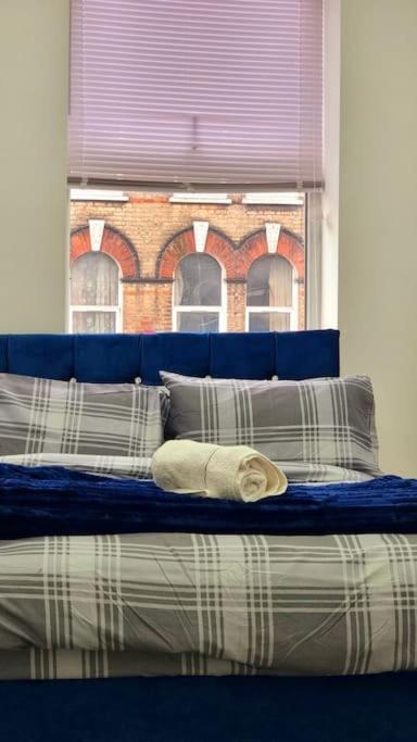 2 Bed Cosy Flat Close To Bus & Tube Station 런던 외부 사진