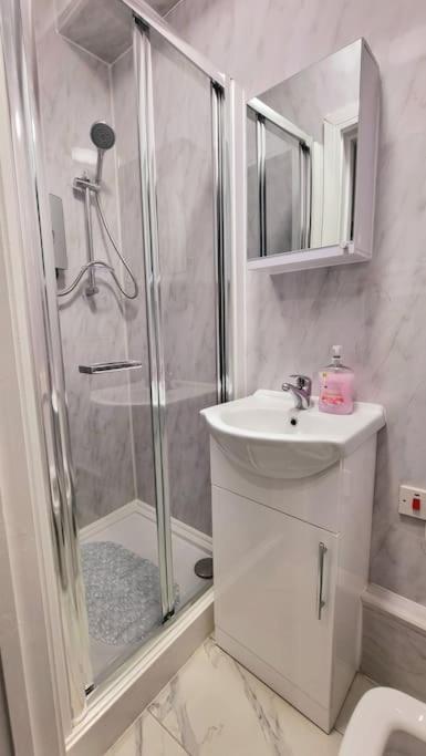 2 Bed Cosy Flat Close To Bus & Tube Station 런던 외부 사진
