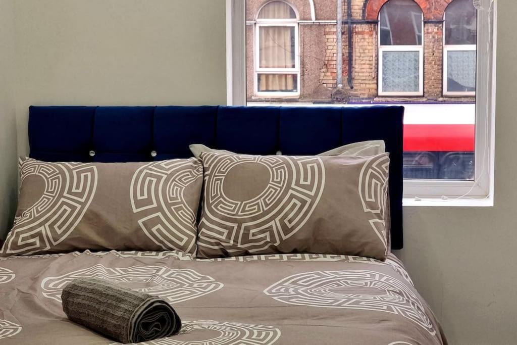 2 Bed Cosy Flat Close To Bus & Tube Station 런던 외부 사진