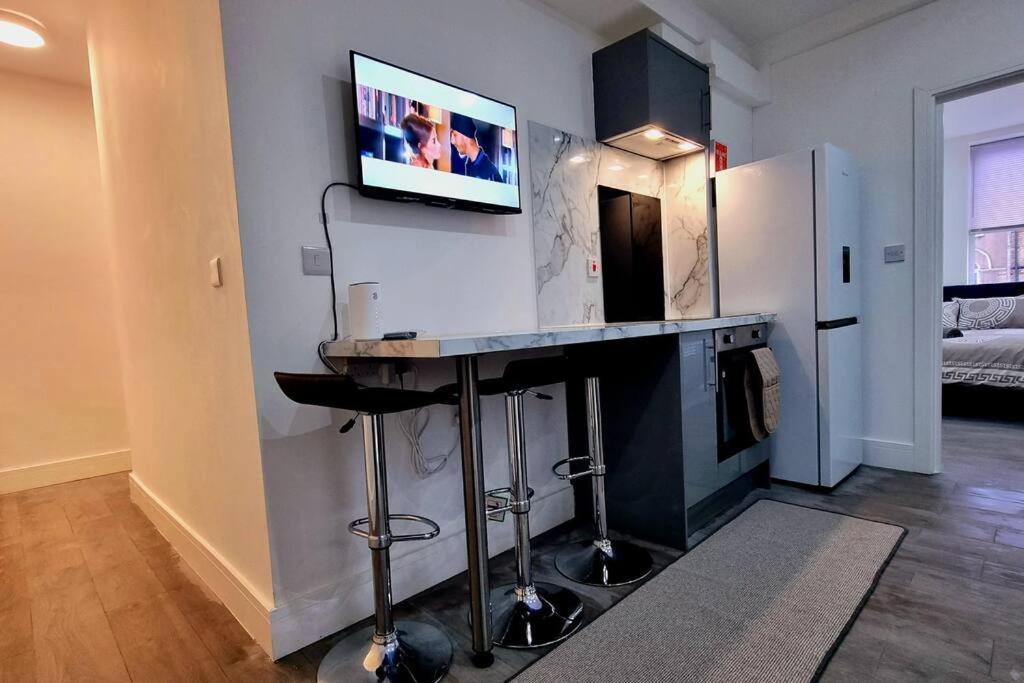 2 Bed Cosy Flat Close To Bus & Tube Station 런던 외부 사진
