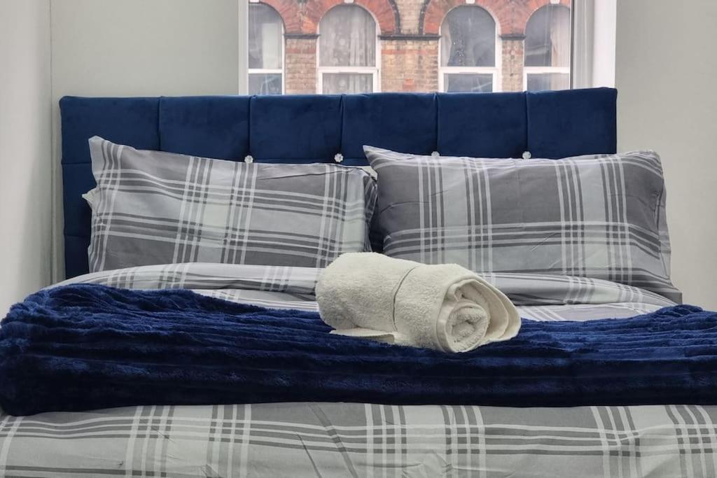 2 Bed Cosy Flat Close To Bus & Tube Station 런던 외부 사진