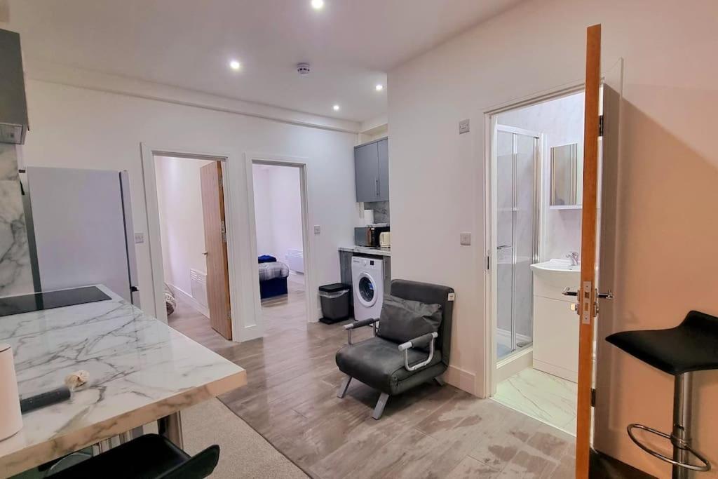 2 Bed Cosy Flat Close To Bus & Tube Station 런던 외부 사진